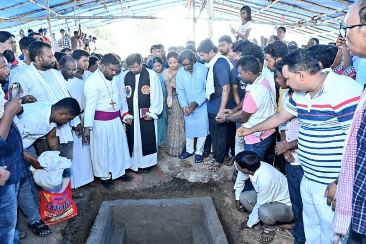 विजय हांसदा की पत्नी के अंतिम संस्कार में पहुंचे सीएम हेमंत सोरेन, पत्नी कल्पना और भाई बसंत सोरेन भी रहे मौजूद