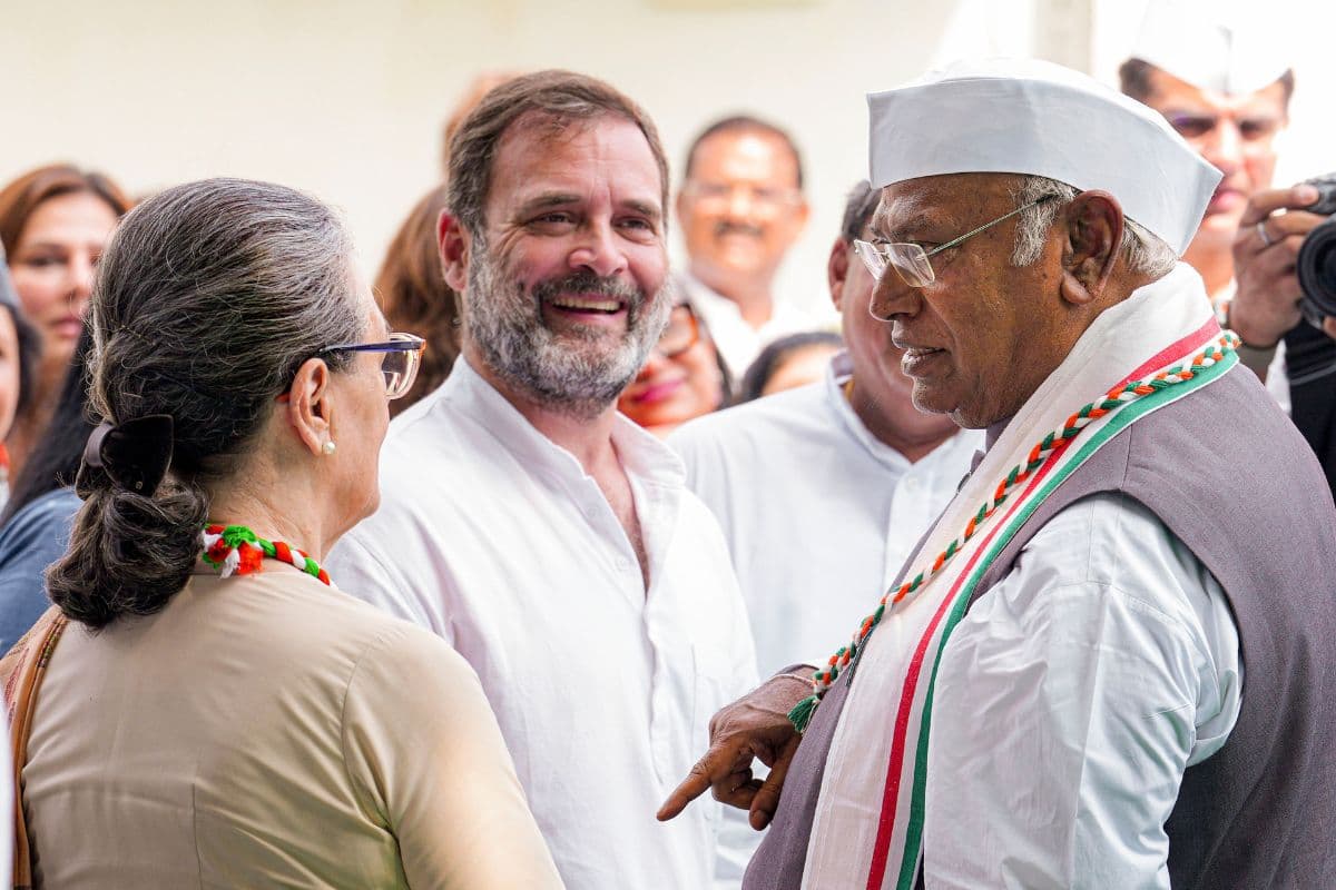 VIDEO: राहुल गांधी को पीछे बैठाने पर बोले पवन खेड़ा- कोई फर्क नहीं पड़ता