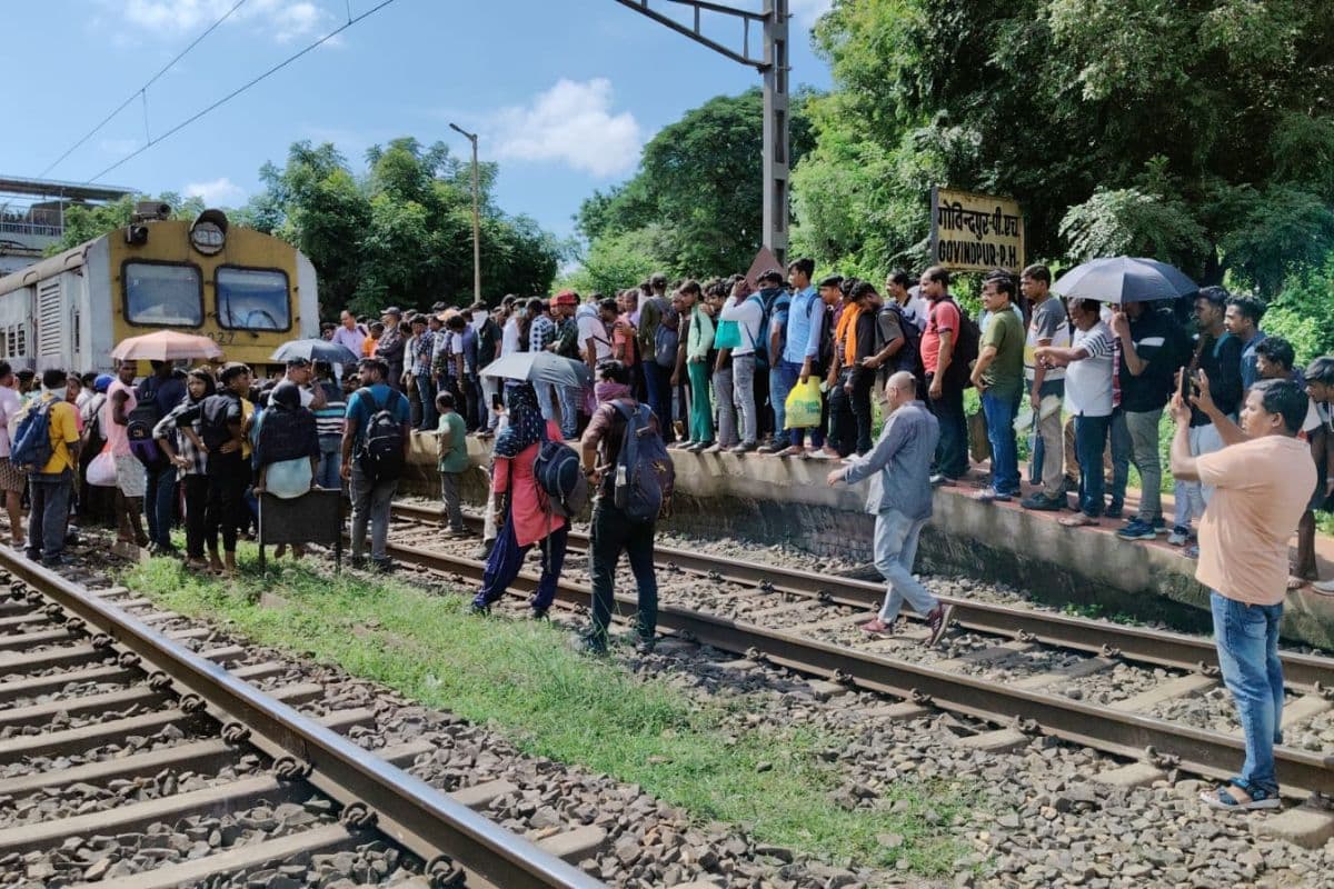 रेलवे ट्रैक जाम करते यात्री रेलवे ट्रैक जाम करते यात्री