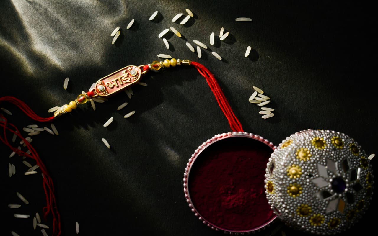 Raksha Bandhan 2024 Wishes Quotes Live: रक्षाबंधन के त्यौहार को बनाएं और भी खास, यहां से भेजें मैसेजेस और शुभकामनाएं