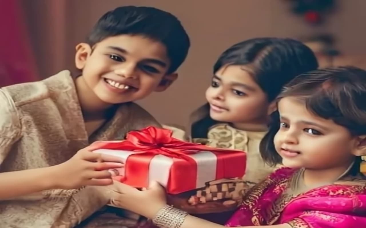 राखी के इस त्यौहार को अपनी प्यारी बहन के लिए बनाएं और भी खास, तोहफे में दें ये चीजें