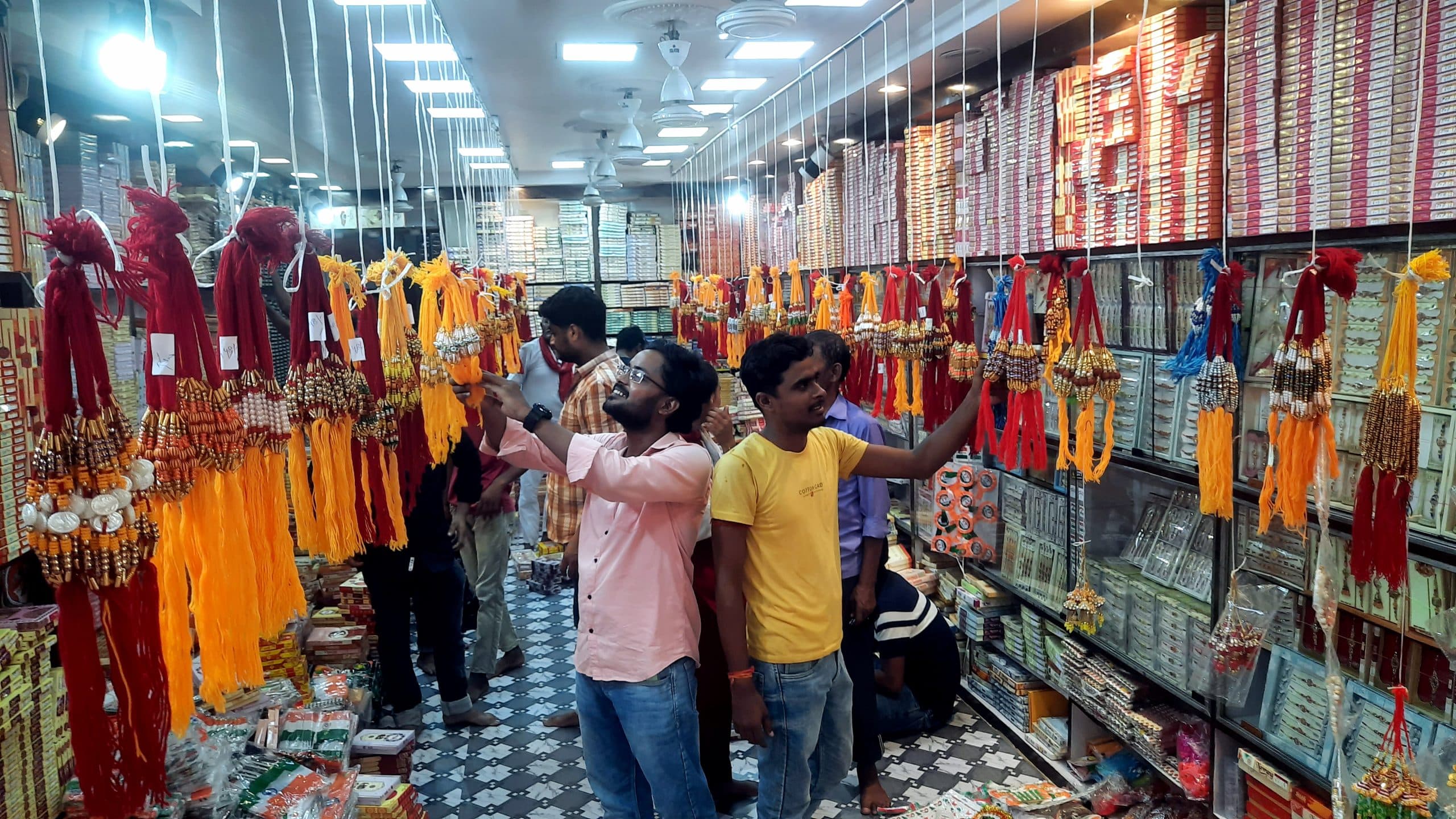 मुजफ्फरपुर में राखी की तैयारी जोरों पर, थाली सेट और लुंबा राखियों की भारी मांग, 4 करोड़ का होगा कारोबार