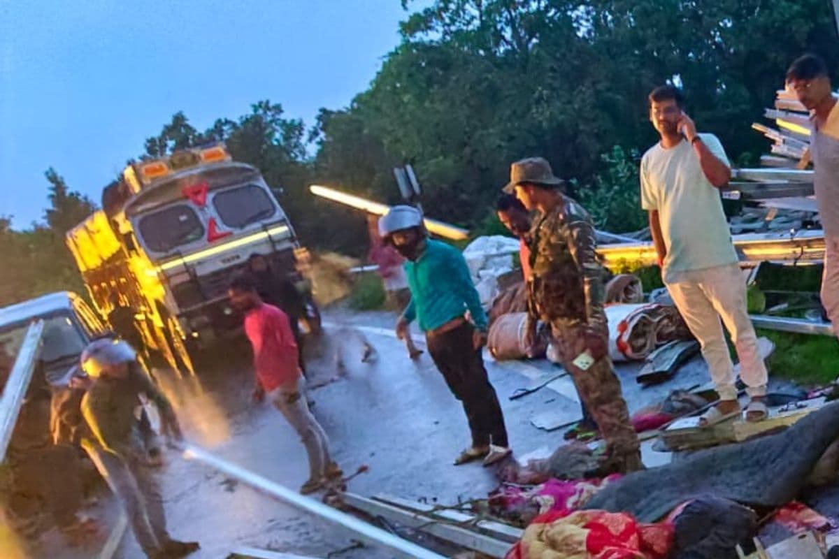 Road Accident: हजारीबाग की चरही घाटी में सड़क दुर्घटना में 4 की मौत, 1:30 घंटे जाम में फंसे रहे लोग