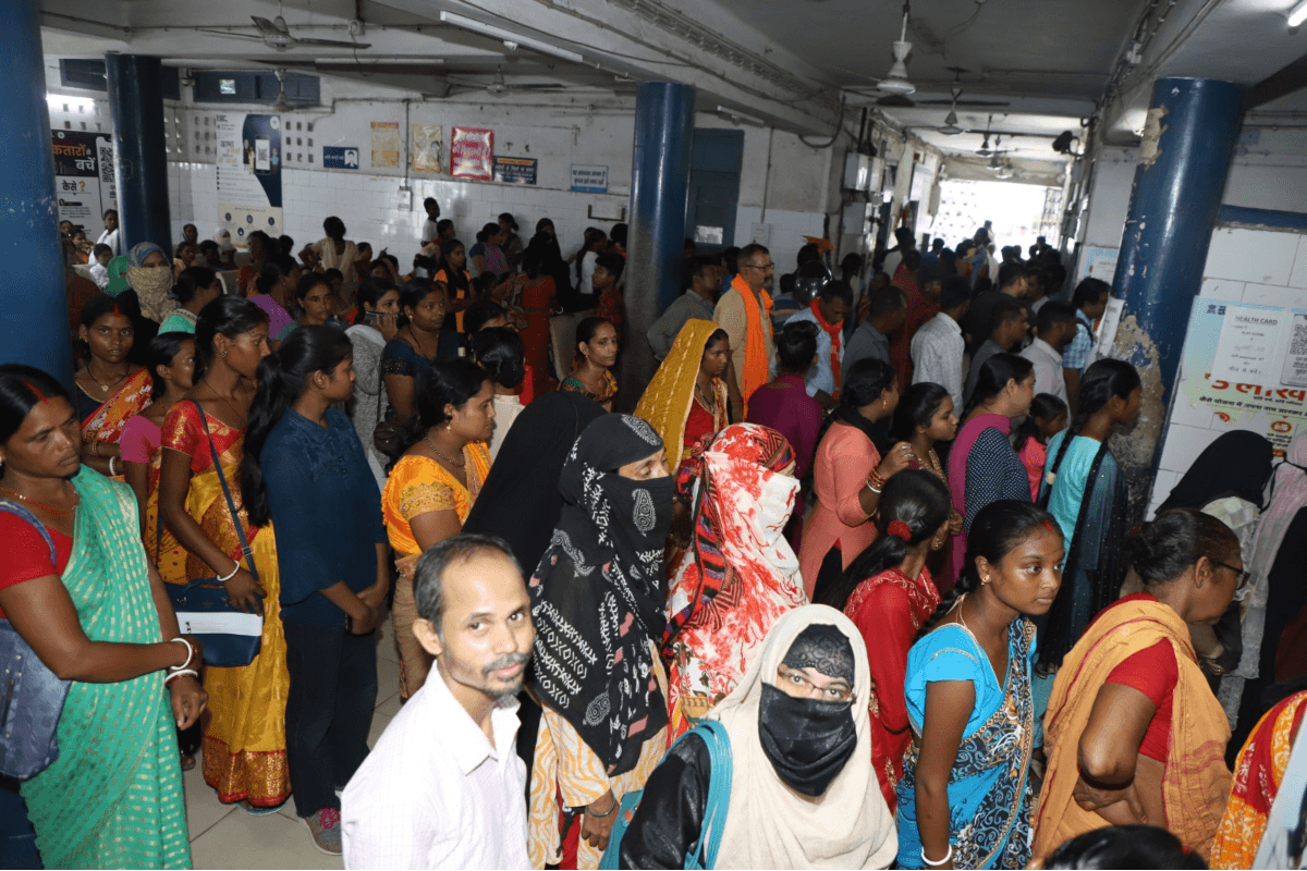 Jamshedpur News: अस्पतालों में मरीज जमीन पर इलाज कराने को मजबूर, इमरजेंसी और वार्ड में बेड फुल