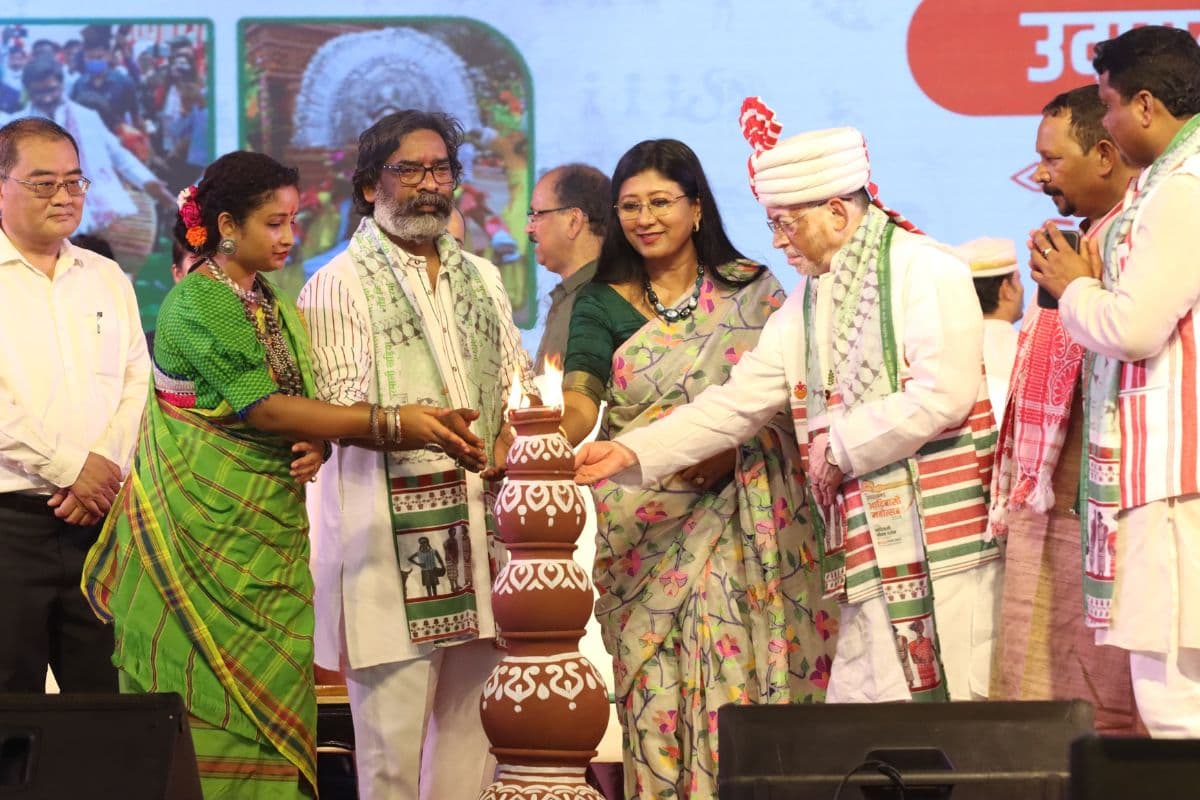 झारखंड आदिवासी महोत्सव का शुभारंभ करते राज्यपाल संतोष कुमार गंगवार और सीएम हेमंत सोरेन समेत अन्य झारखंड आदिवासी महोत्सव का शुभारंभ करते राज्यपाल संतोष कुमार गंगवार और सीएम हेमंत सोरेन समेत अन्य