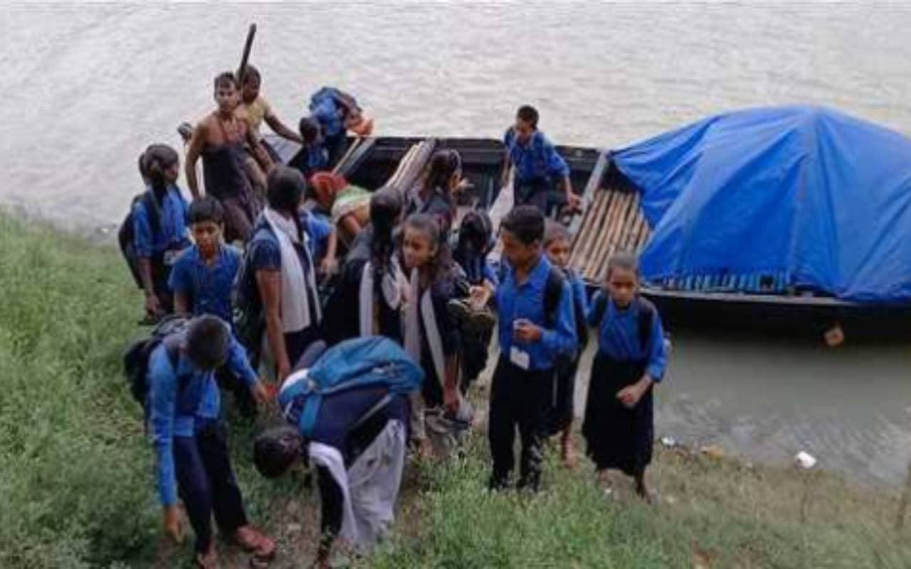 सारण में छात्रों से भरी नाव मही नदी में पलटी, ग्रामीणों की तत्परता से बची 20 बच्चों की जान