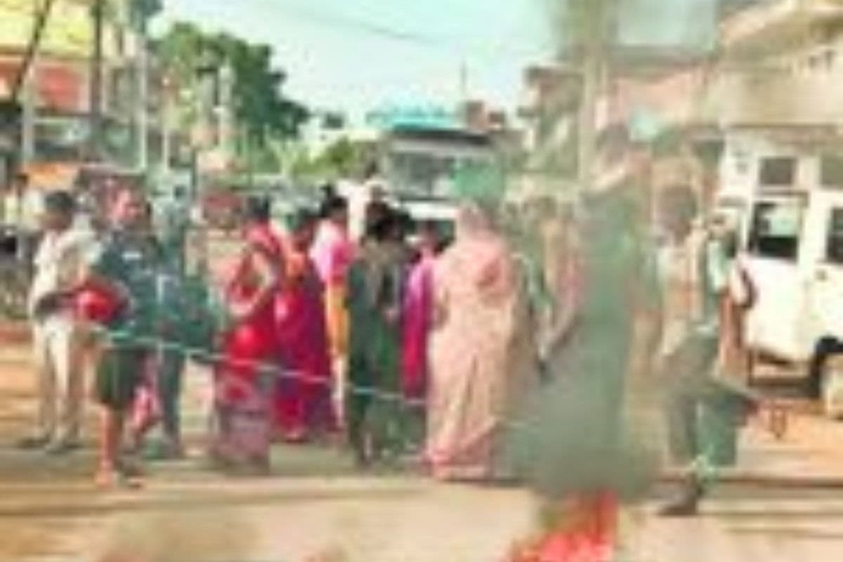 Sasaram News: नहर में डूबे युवक की तलाश के लिए परिजनों ने की सड़क जाम