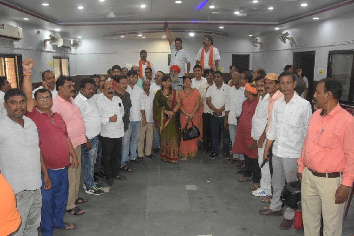 Jharkhand Politics: धनबाद बीजेपी महानगर अध्यक्ष श्रवण राय के खिलाफ खुली बगावत, जिलाध्यक्ष को हटाने की मांग