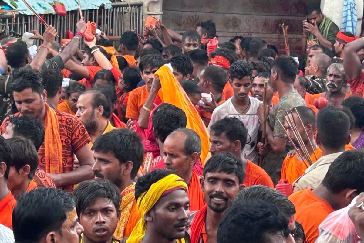 Shravani Mela: जलार्पण करने को आतुर शिव भक्त और धक्का देते-लाठी भांजते सुरक्षाकर्मी, देखें VIDEO