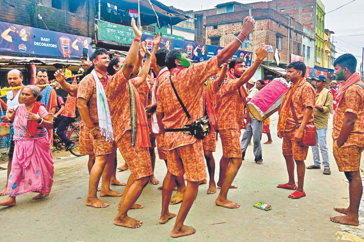 श्रावणी मेला : कांवरिया पथ खिजुरिया में दिखा अद्भुत नजारा, ढोल-बाजे पर थिरकते रहे रायगढ़ से आये कांवरिेये