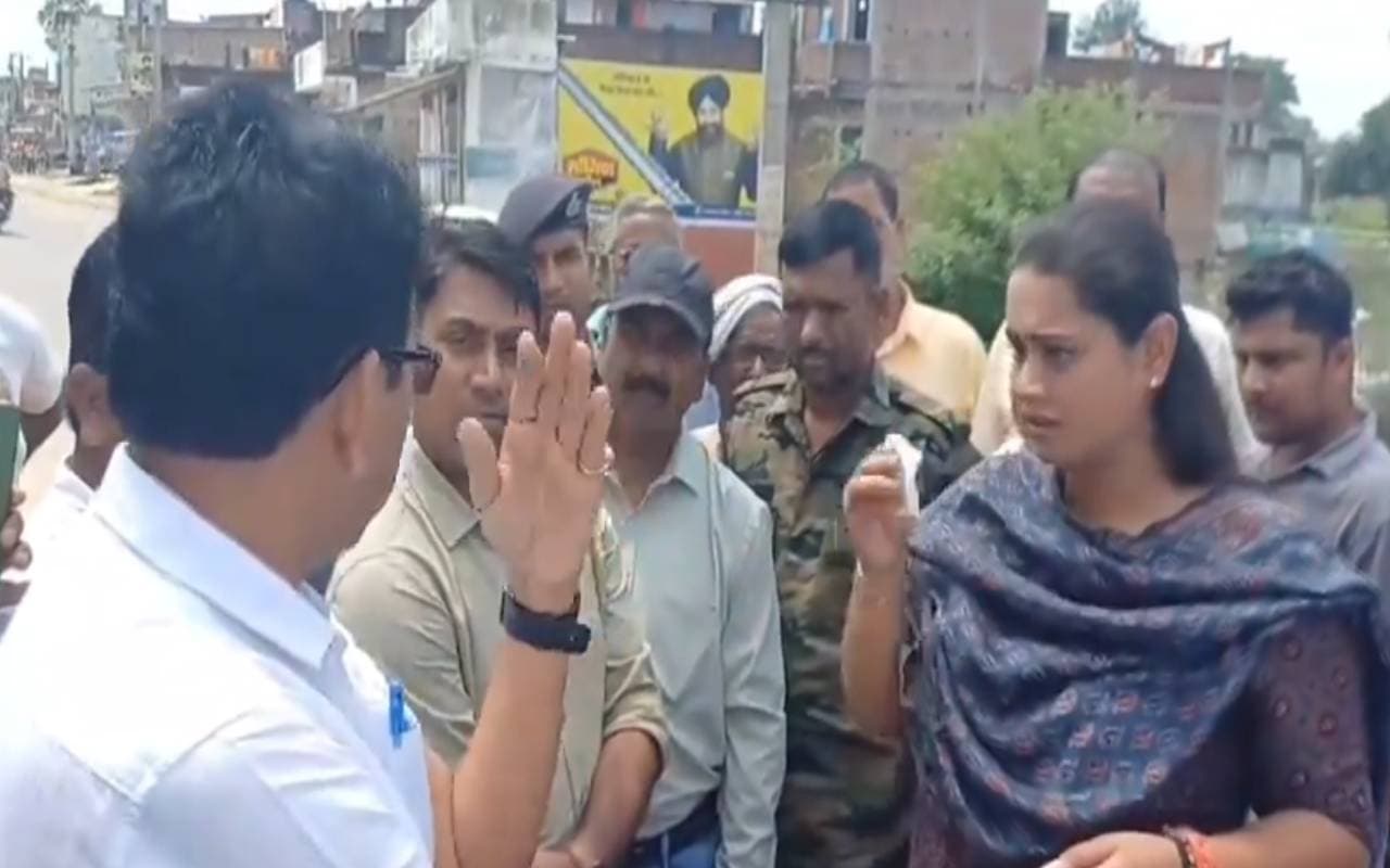 Bihar News: भाजपा विधायक के सामने ही उलझ गए दो अधिकारी, एक दूसरे को देने लगे धमकी