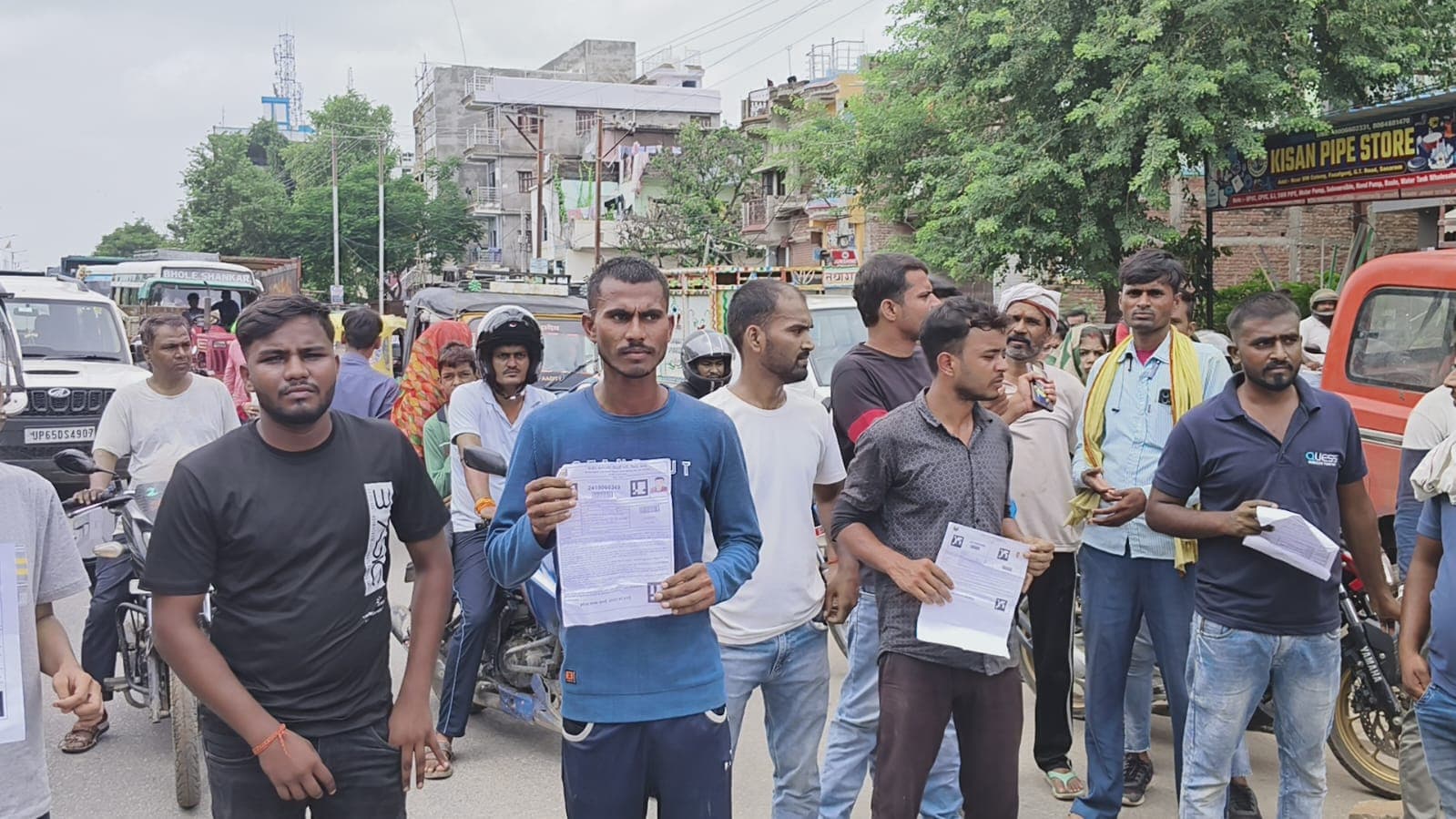 Sipahi Bharti: सासाराम में 60% अभ्यर्थी रहे अनुपस्थित, देर से पहुंचने पर नहीं मिली एंट्री, सड़क पर किया विरोध