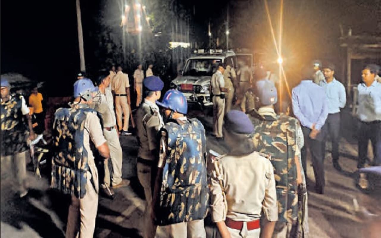 Bihar News: सीवान में महावीरी जुलूस को रोकने पर पुलिस पर पथराव, BDO की गाड़ी को फूंका