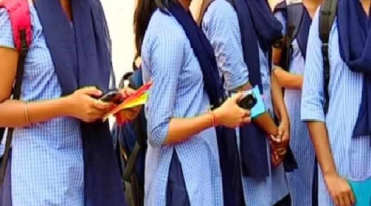 Bihar School Firing: पिस्टल लेकर स्कूल पहुंची दसवीं की छात्रा, रिल्स बनाने के दौरान हुई फायरिंग