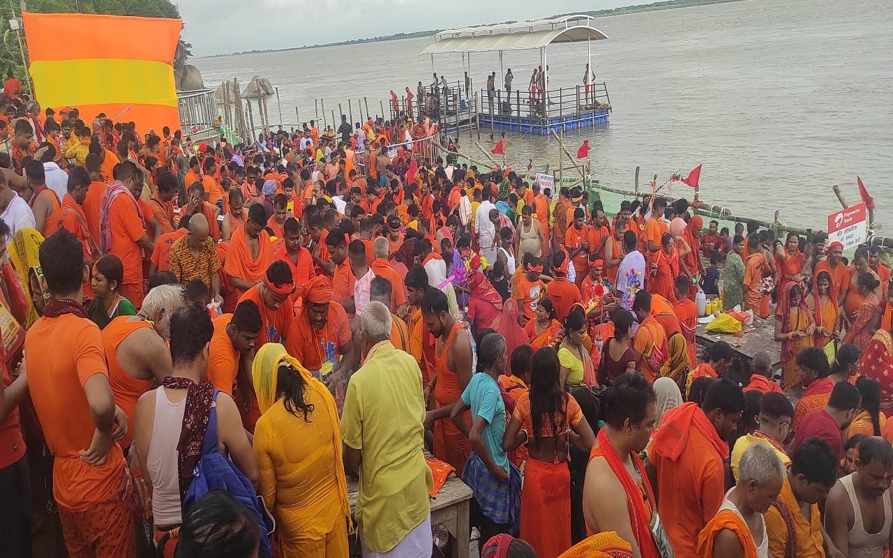 श्रावणी मेला: सुल्तानगंज गंगा घाट पर चोरी हो रहे सामान, संकल्प कराने वाले पंडों पर ही कांवड़ियों को शक