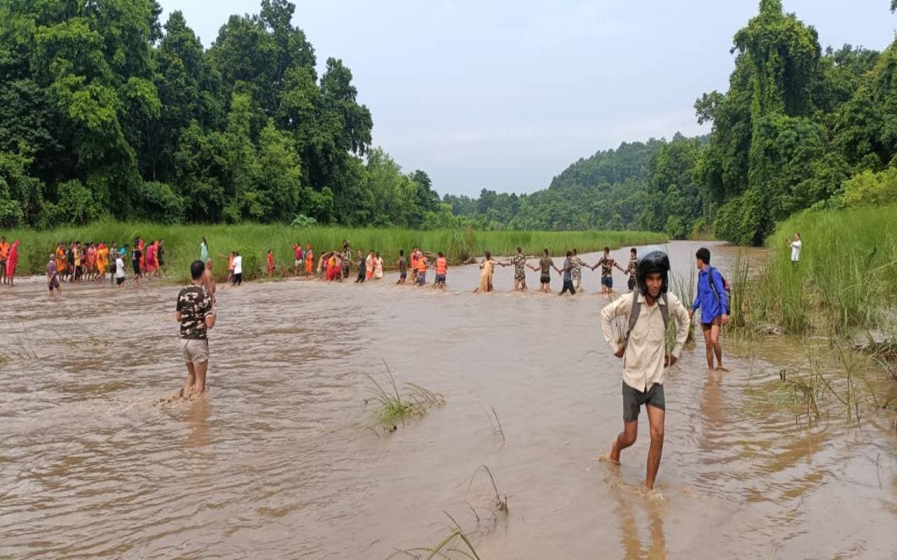 Sitamarhi News : स्कूल जाने के लिए जान जोखिम में डालकर नदी पार करने को मजबूर हुए बच्चे