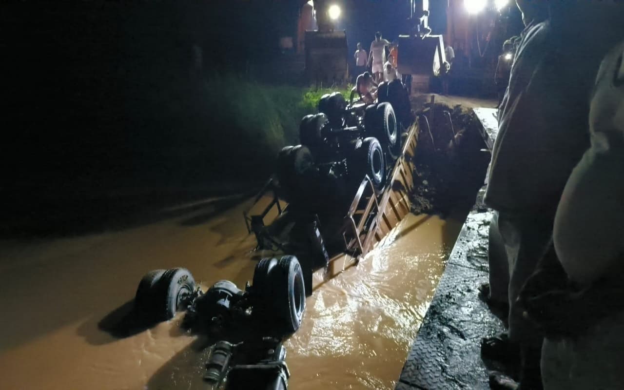 Bihar News: औरंगाबाद में बालू लदा ट्रक लोहे के पुल से नहर में गिरा, मौके पर ही चालक की हुई मौत