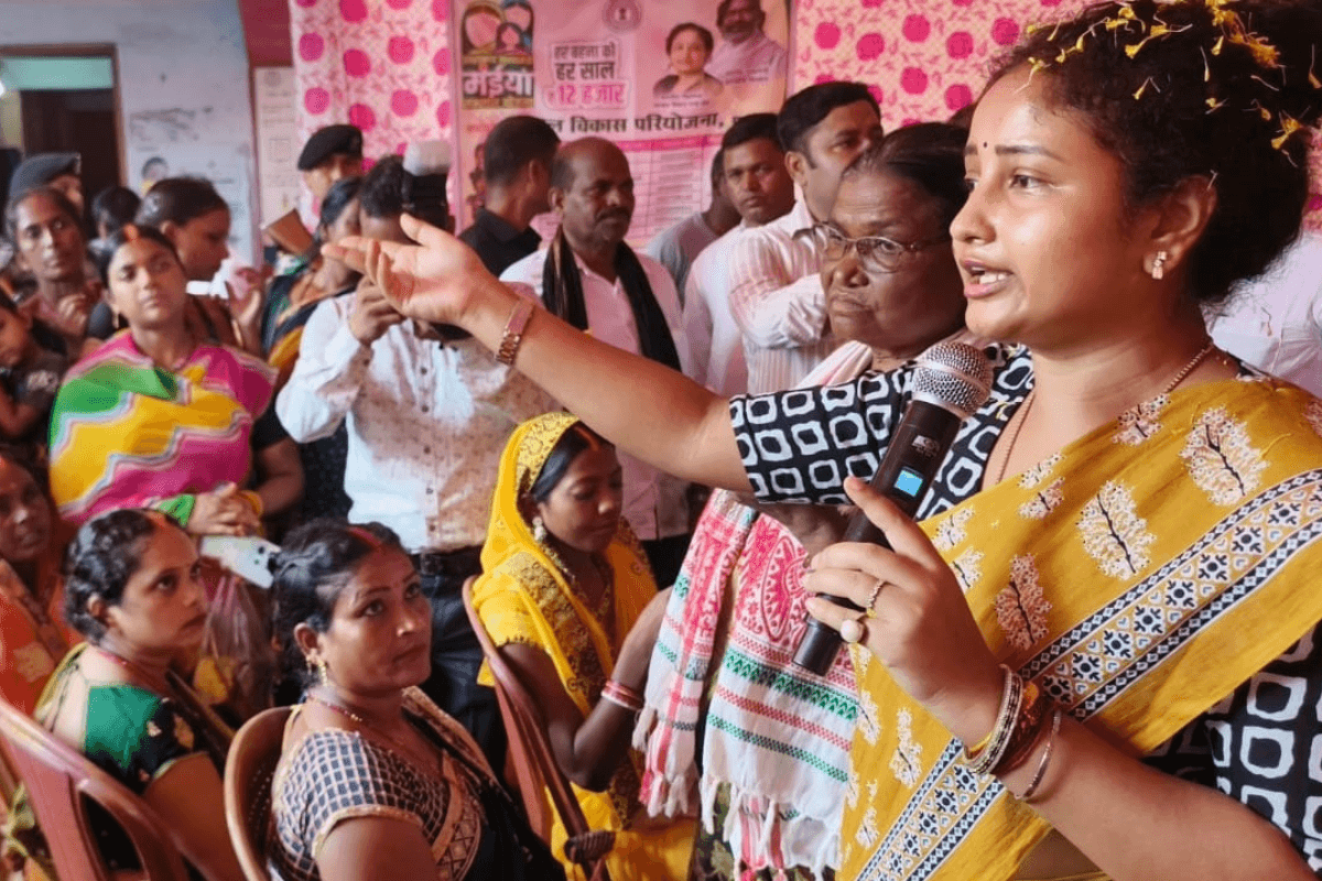 मुख्यमंत्री मंईयां सम्मान योजना के शिविर में पहुंची विधायक कल्पना सोरेन, सेविकाओं के लिए कही दिल छू लेने वाली बात