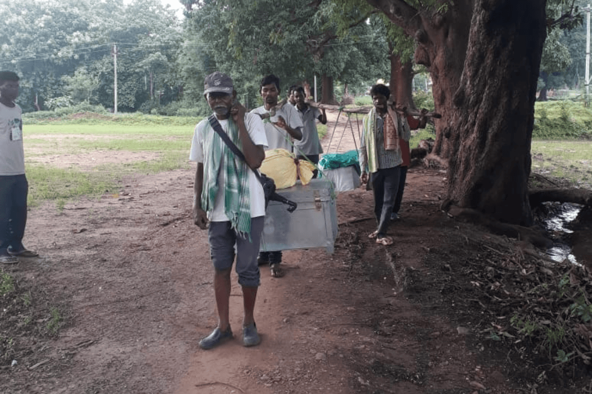 Jharkhand News : सरकारी व्यवस्था की खुली पोल, 11 किलोमीटर तक 6 लोगों ने शव को बक्से में रखकर ढोया