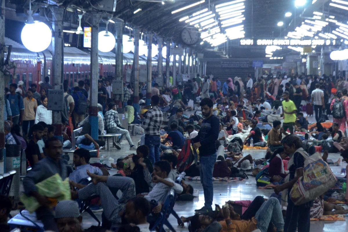 UP Police Exam: अभ्यार्थियों की उमड़ी भीड़ से खचा खच भर गईं ट्रेनें, बाथरूम में घुसकर कर रहे यात्रा