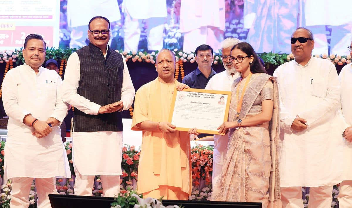 UP News: सीएम योगी ने 1036 युवाओं को दिए नियुक्ति पत्र, यूपीएसएससी से हुआ है चयन