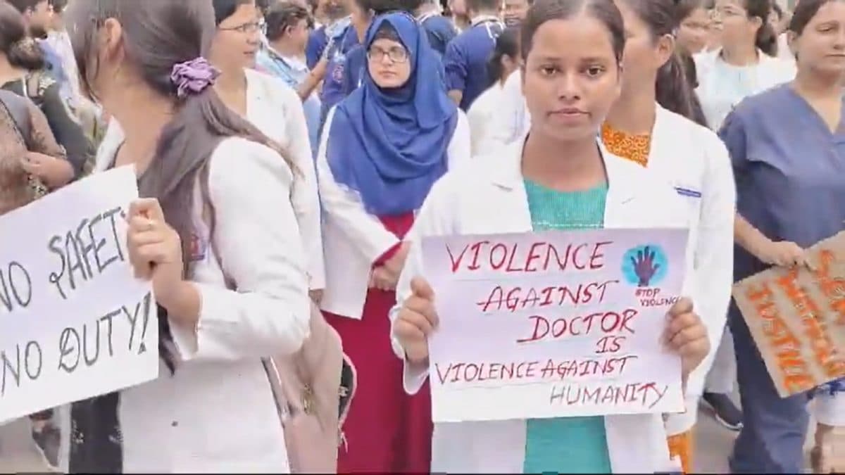 UP News: पश्चिम बंगाल की डॉक्टर से दरिंदगी के विरोध में यूपी के जूनियर डॉक्टरों ने किया प्रदर्शन