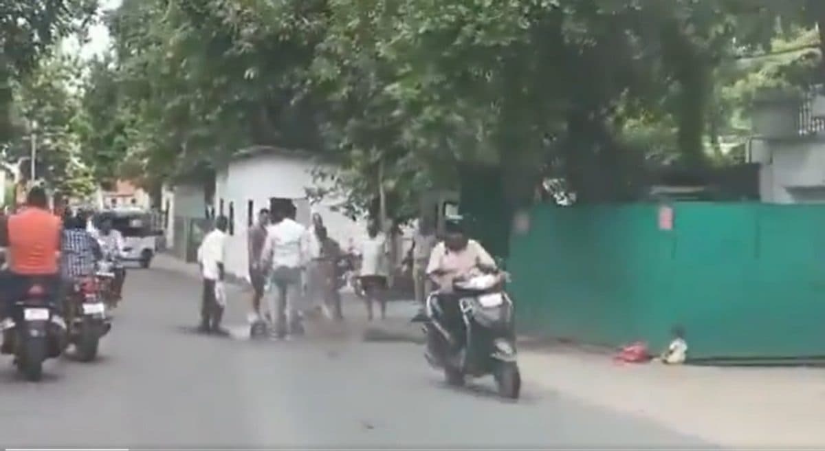 UP News: सीएम आवास के पास महिला ने लगाई आग, जनता दरबार में आई थी