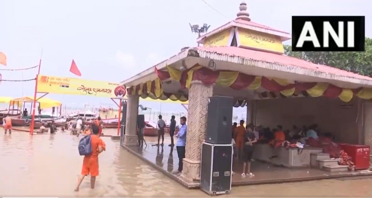 UP News: वाराणसी में गंगा का जलस्तर बढ़ा, निचले इलाकों में घुसा बाढ़ का पानी