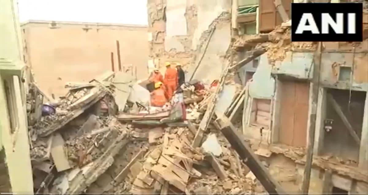 UP News: काशी विश्वनाथ मंदिर के पास 100 साल पुराना मकान गिरा, एक महिला की मौत, 6 लोग घायल
