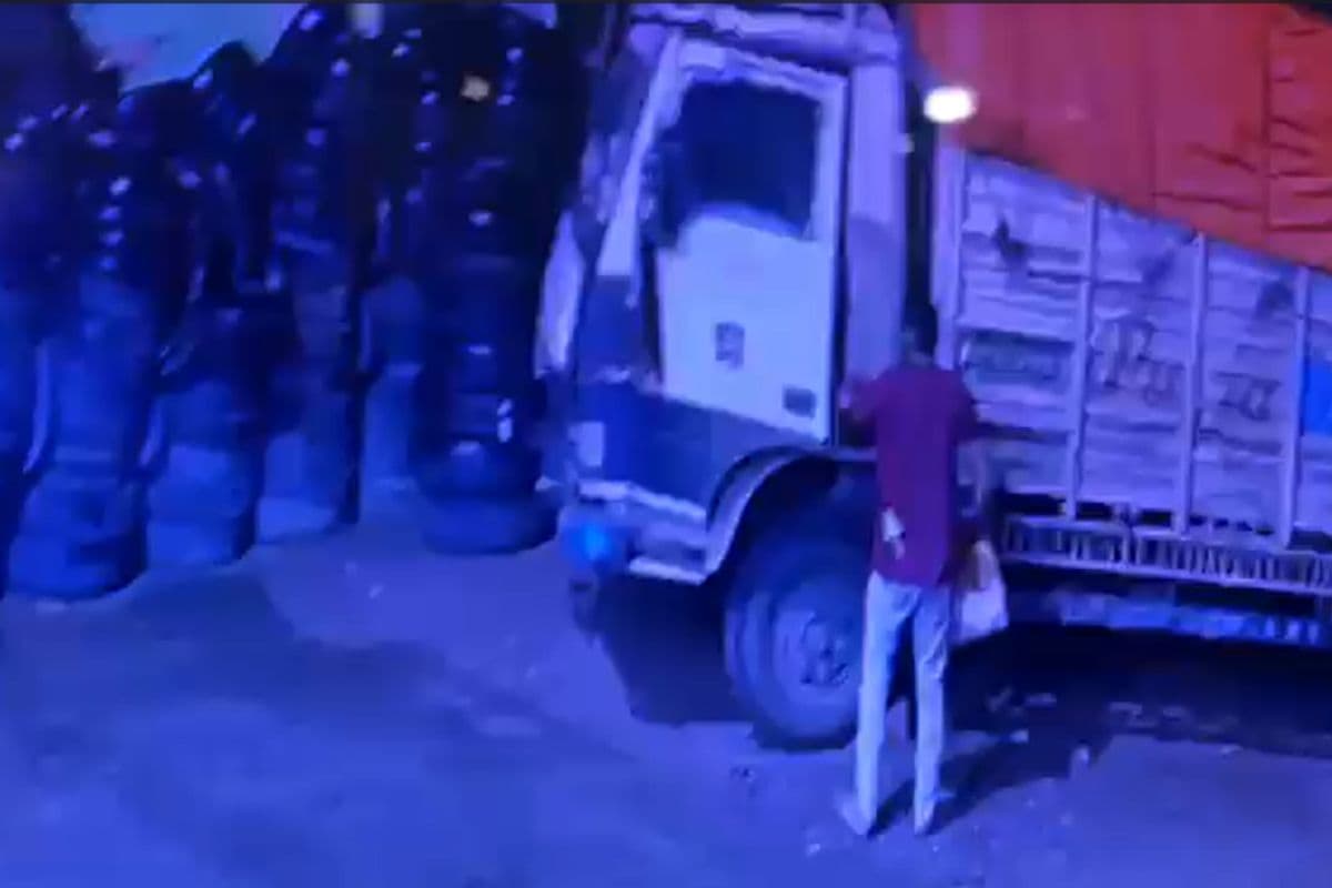 Viral Video: रांची में खड़े ट्रक से बैटरी खोलकर ले गए चोर, CCTV में कैद हुई वारदात