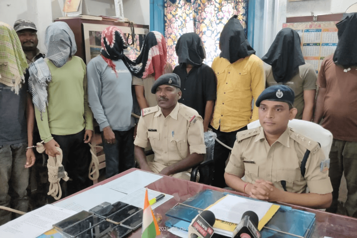सिमडेगा में पुलिस की बड़ी कार्रवाई, 8 अंतर्राज्यीय मवेशी तस्करों को किया गिरफ्तार