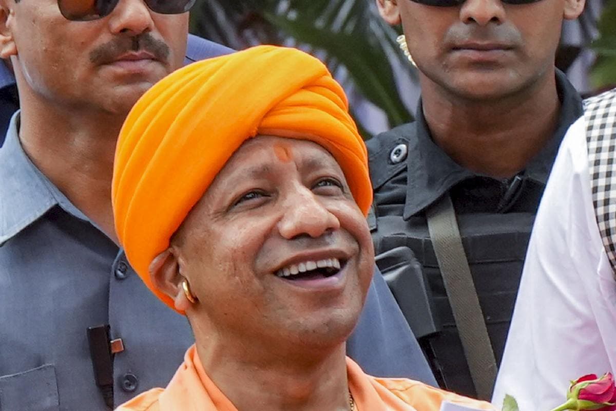 सीएम योगी का सवाल- क्या फिर से जम्मू-कश्मीर में आतंकवाद लाना चाहते हैं राहुल गांधी?