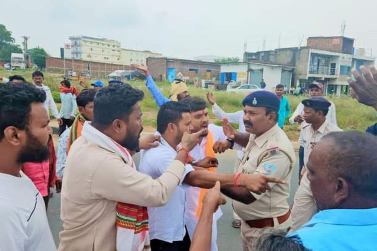 PHOTOS: युवा आक्रोश रैली के लिए रांची आ रहे भाजपा कार्यकर्ताओं को जहां-तहां रोका, पुलिस से नोंकझोंक