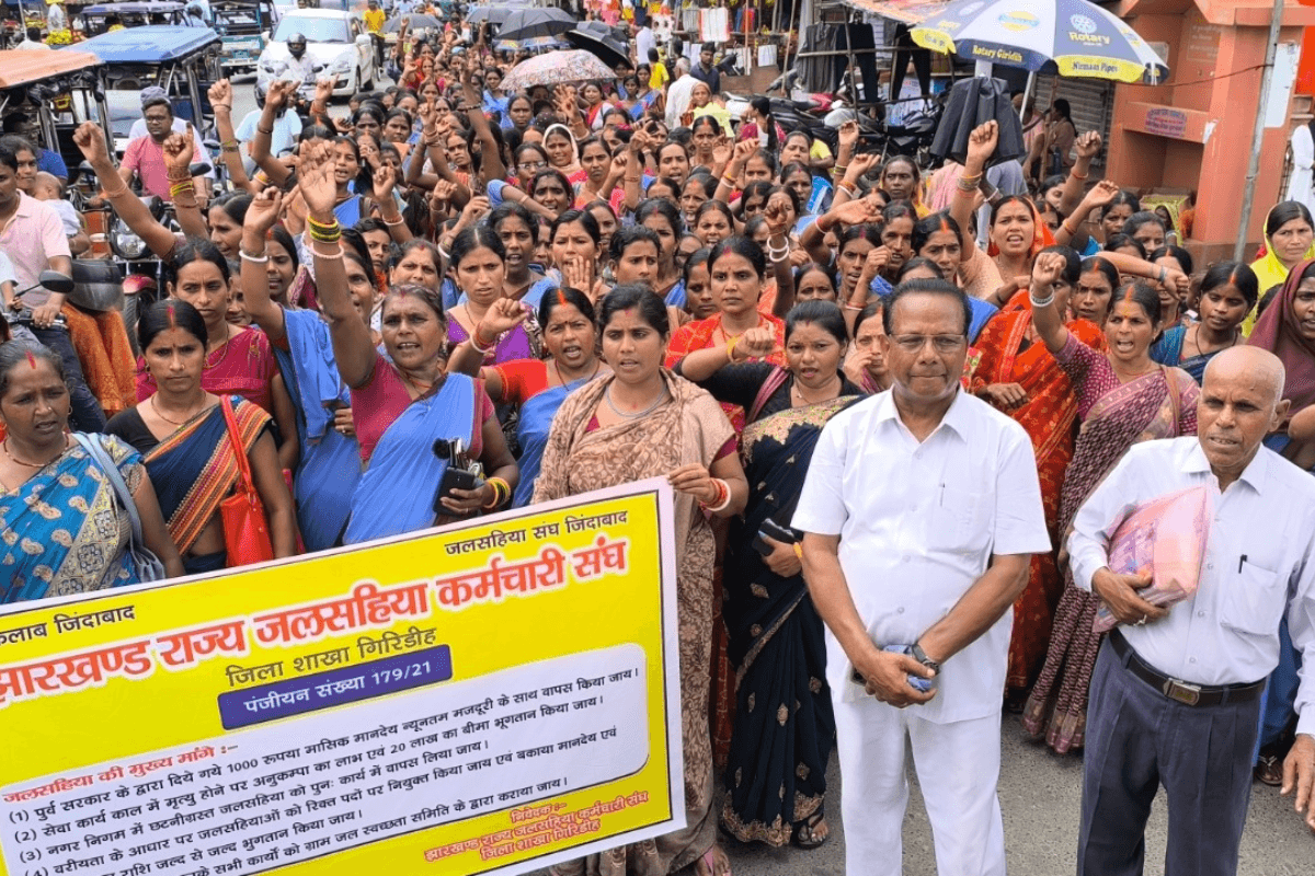 Giridih Hartal: गिरिडीह में सरकारी कर्मचारियों की हड़ताल से कामकाज रहा प्रभावित, लोगों की हुई परेशानी