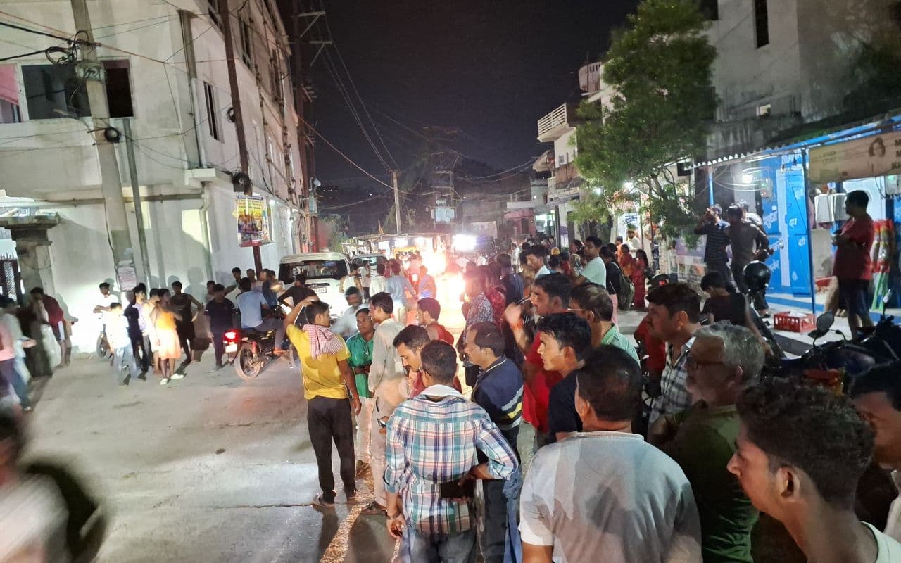 घटना स्थल पर भीड़