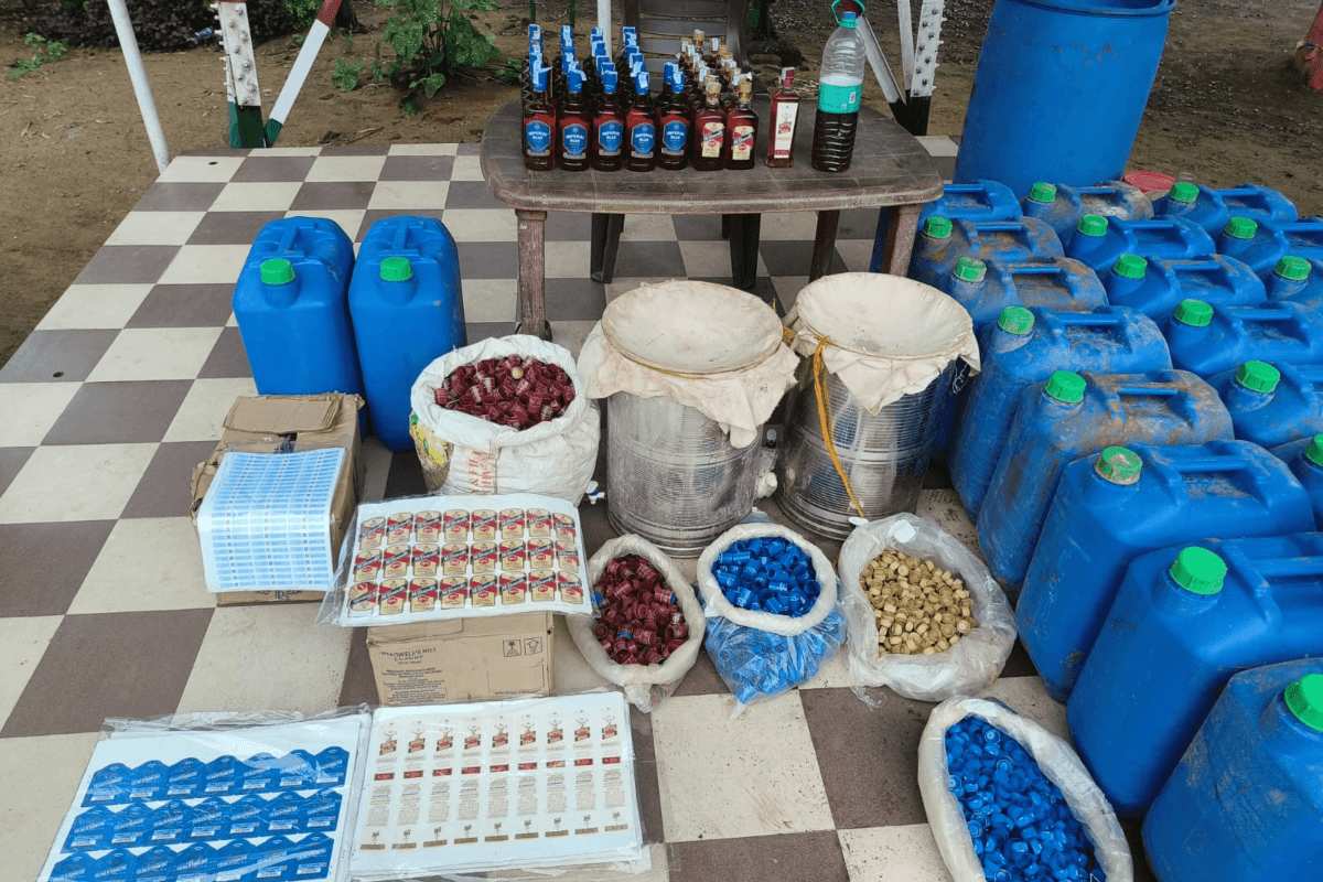 Dumka News: दुमका में नकली शराब बनाने वाली फैक्ट्री का भंड़ाफोड़,भारी मात्रा में नकली शराब जब्त