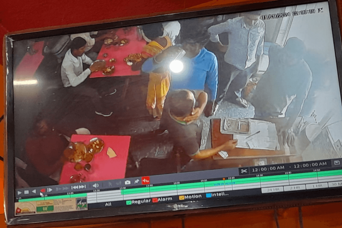Crime News: दुमका में दिनदहाड़े बीच बाजार में  तीन लाख छीन कर बाइक चालक हुए फरार