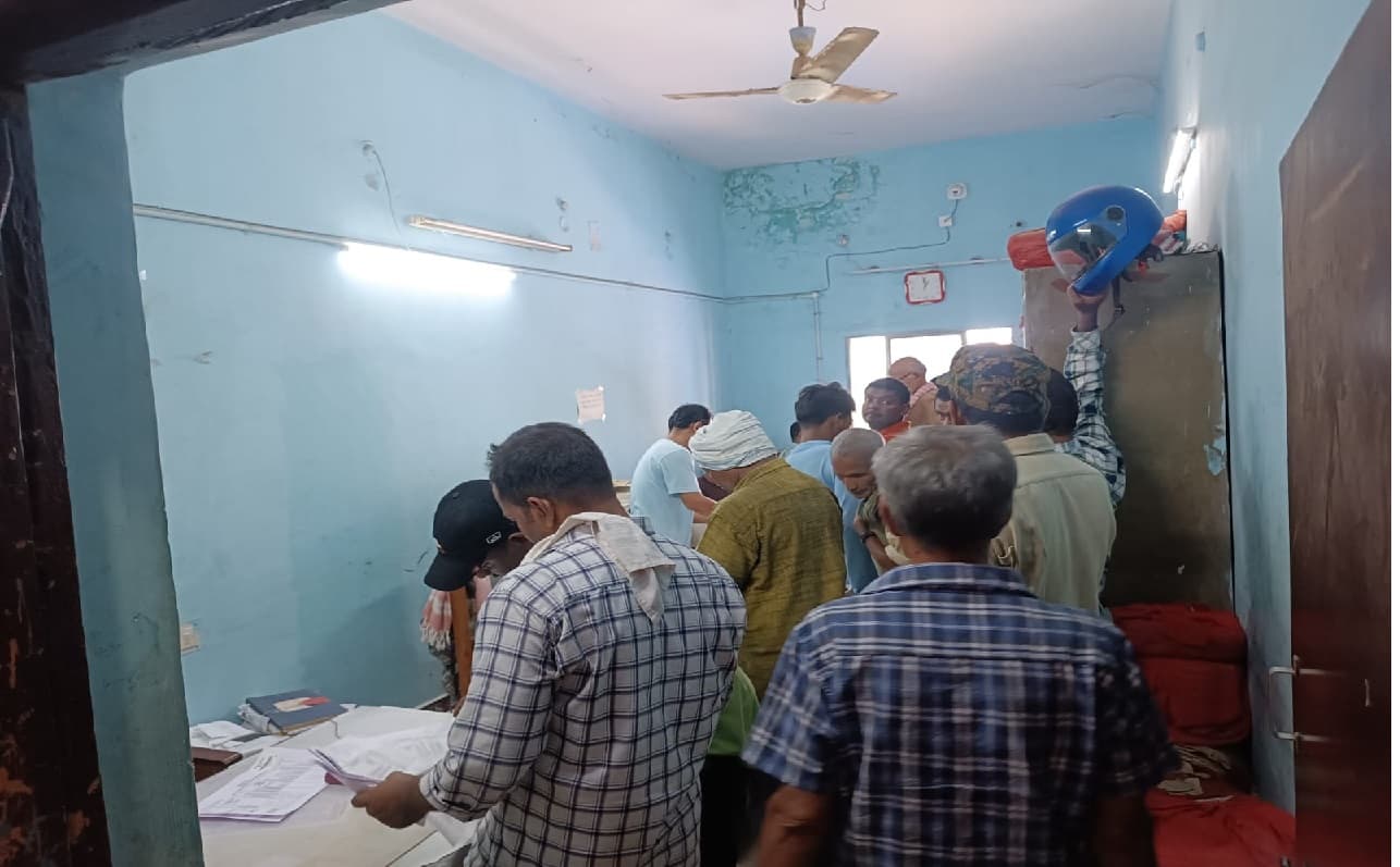 दस्तावेज दुरुस्त किये बगैर किसान जमा कर रहे प्रपत्र, कर्मियों की लापरवाही का खामियाजा भुगत रहे रैयत