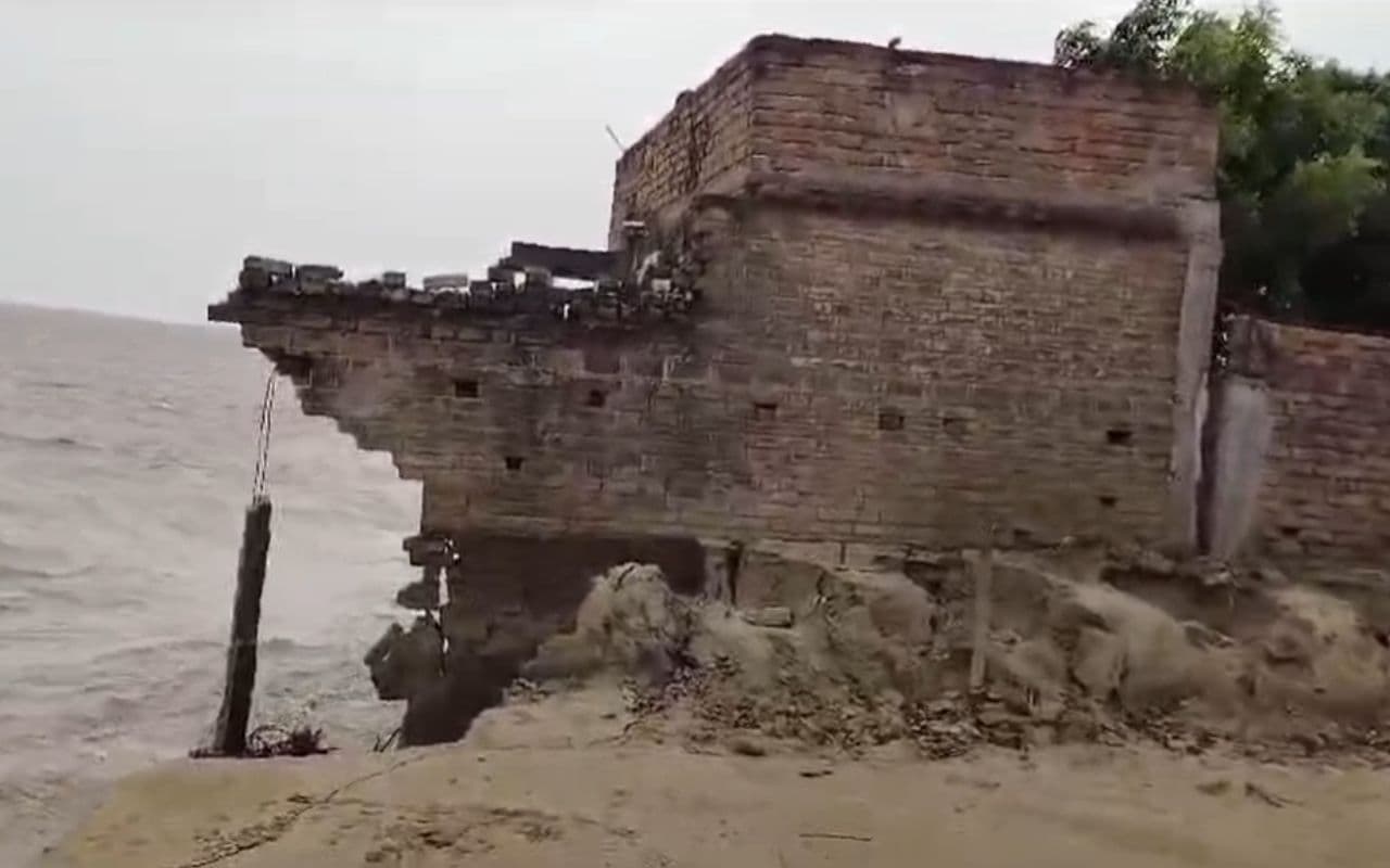 Bihar Flood News: भोजपुर में गंगा के रौद्र रूप ने मचानी शुरू की तबाही, गंगा में विलीन हो रहें मंदिर और मकान