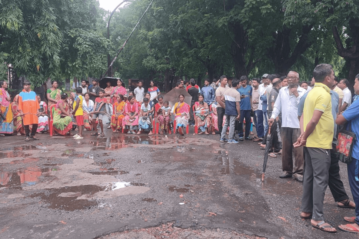 पूर्वी सिंहभूम : यूसिल के ठेका कर्मी की मौत पर ग्रामीणों ने 11 घंटे किया गेट जाम, समझौते के बाद खुला गेट