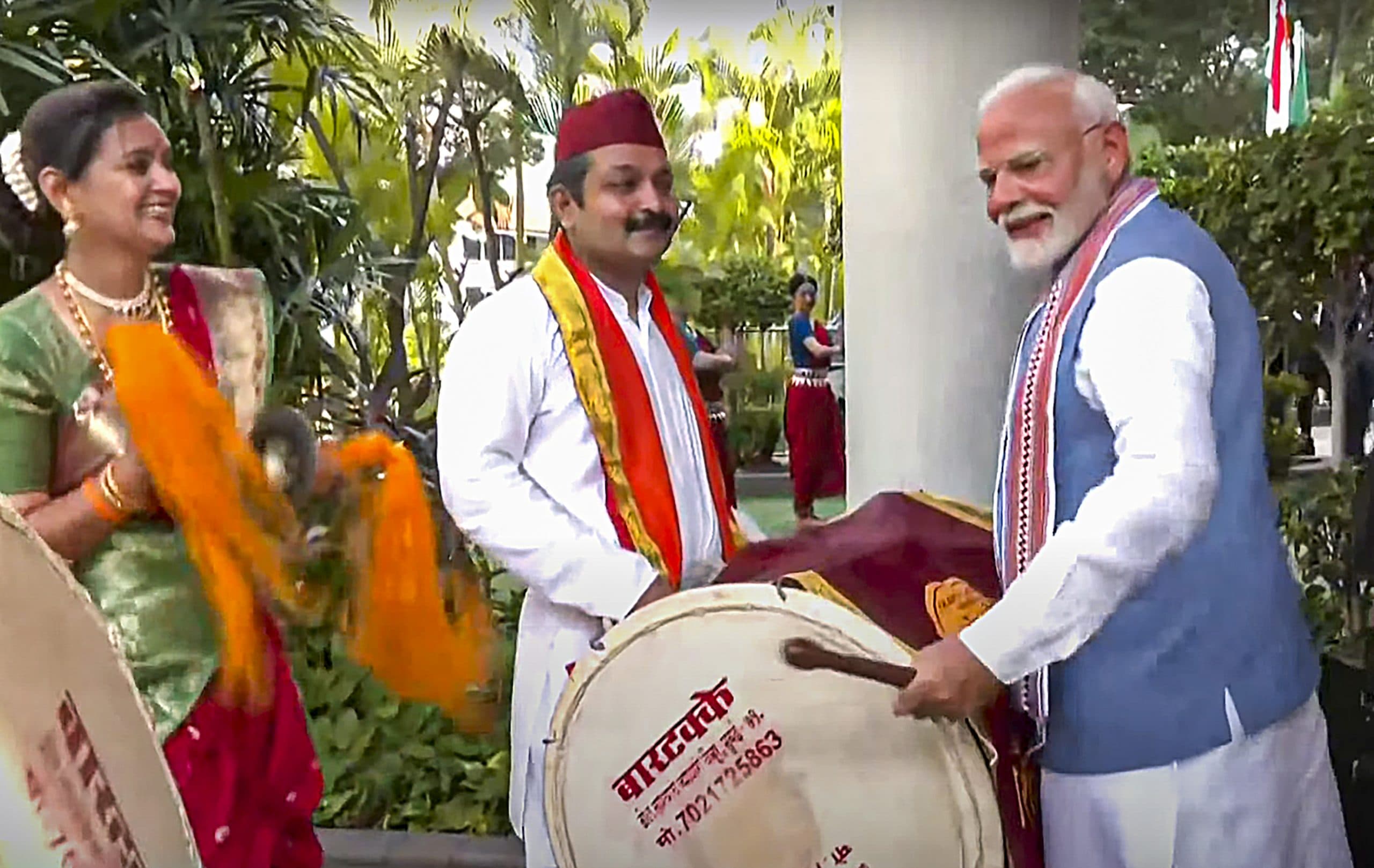 PM Modi Singapore Visit: सिंगापुर में दिखा पीएम मोदी का अलग अंदाज, ढोल बजाकर भारतीयों का बढ़ाया उत्साह