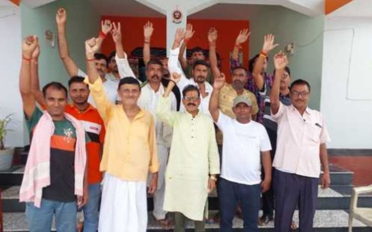 स्मार्ट मीटर के विरोध में उतरे लोग, बोले- बिजली विभाग दे रहा कनेक्शन काटने की धमकी