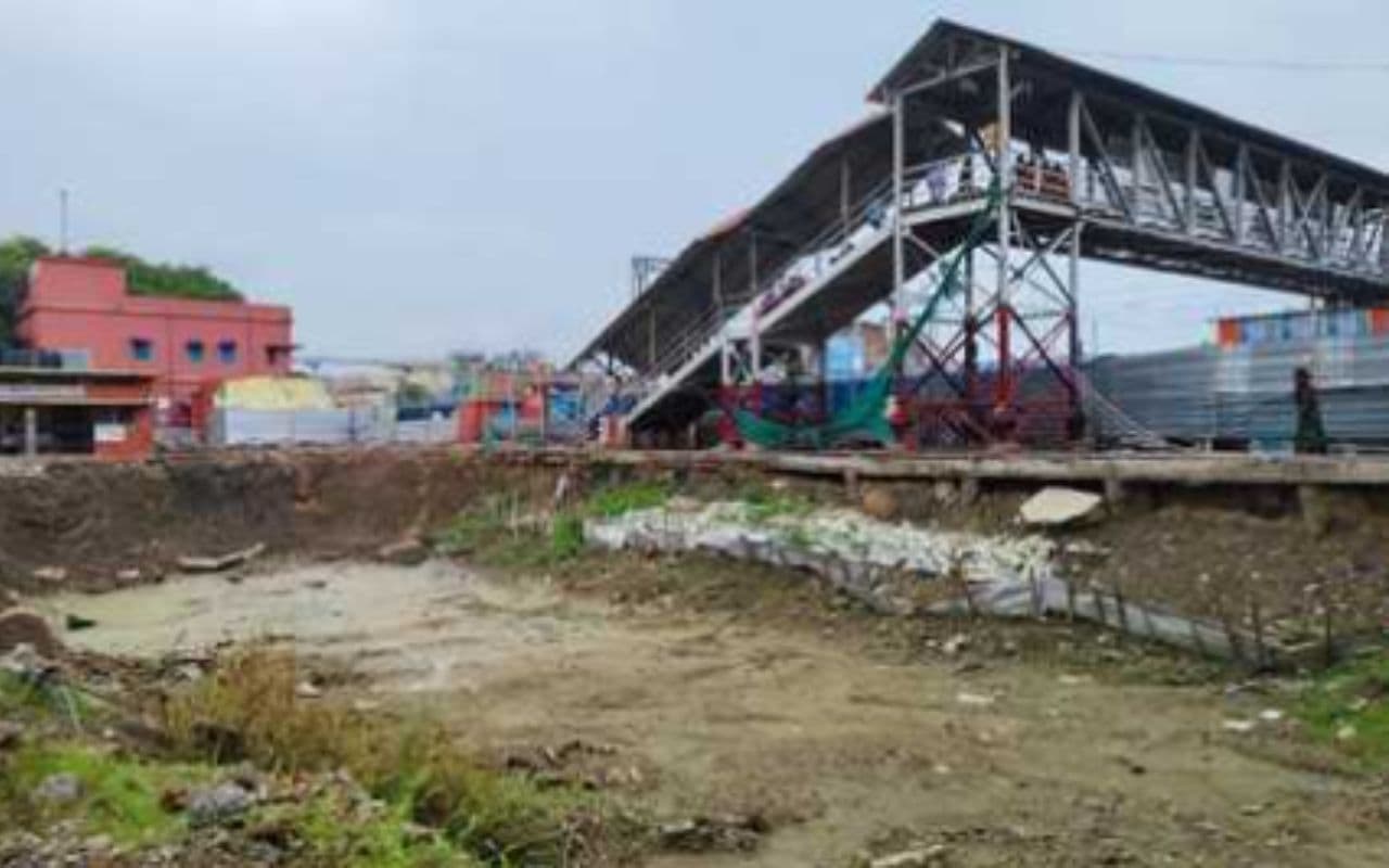 Jehanabad : ठप पड़ा है यात्री सुविधा विस्तार का कार्य, यात्री बने हैं लाचार