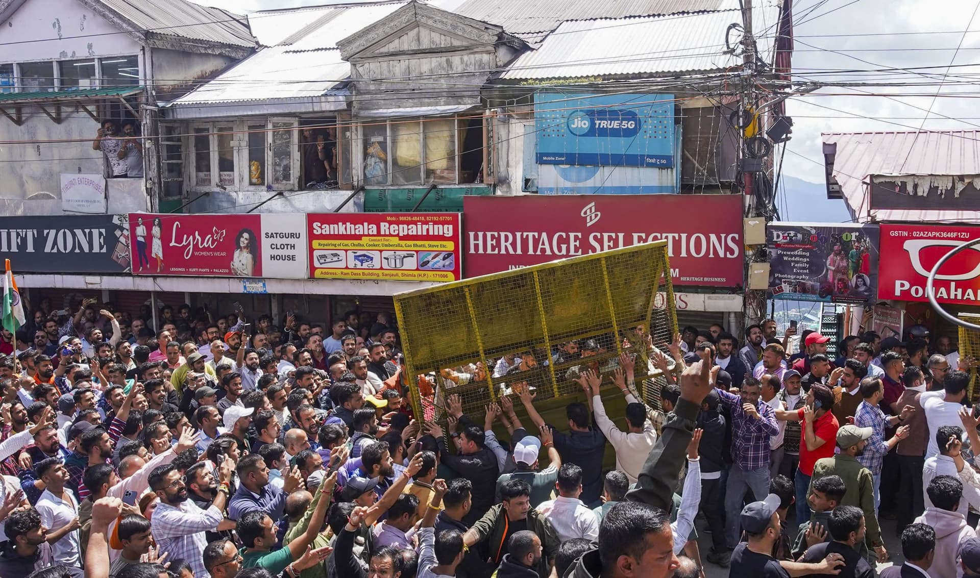 Shimla Protest: तोड़ी बैरिकेडिंग, पुलिस से झड़प, धार्मिक स्थल में अवैध निर्माण हटाने की मांग पर जोरदार प्रदर्शन