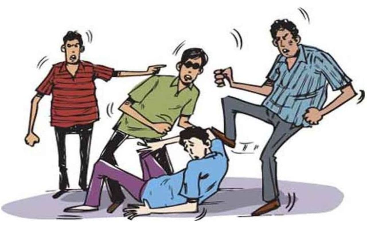 जनता दरबार में शिकायत करना पड़ा भारी, कोचिंग संचालक ने छात्रों से पीटवाया