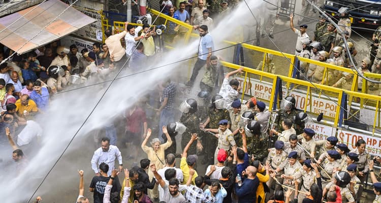 Mandi Protest: टूटेगा अवैध निर्माण, 30 दिन का नगर निगम ने दिया समय, मंडी में जमकर विरोध प्रदर्शन