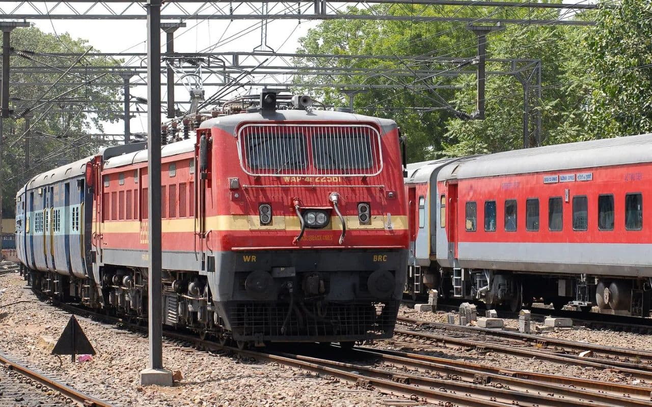 Bihar: चलती ट्रेन में बुजुर्ग को आया हार्ट अटैक, सीपीआर देकर TTE ने बचायी जान