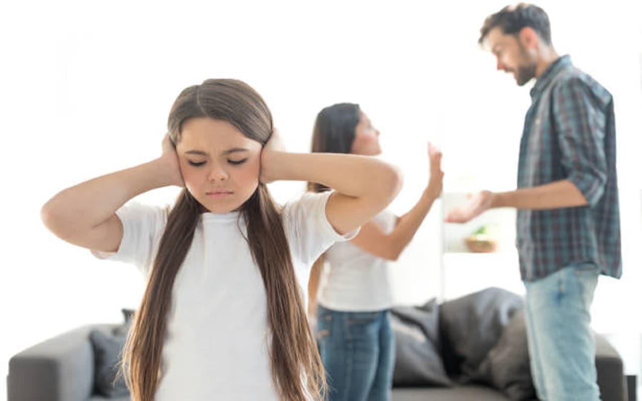 Parenting Tips: बच्चे की ये आदतें बतलाती हैं कि उन पर पड़ रहा है माता-पिता के झगड़ों का असर