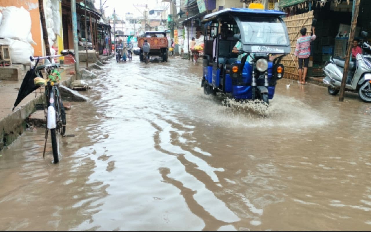 Begusarai Weather : बेगूसराय में रुक-रुक कर हो रही चक्रवाती बारिश से झील में तब्दील हुआ शहर