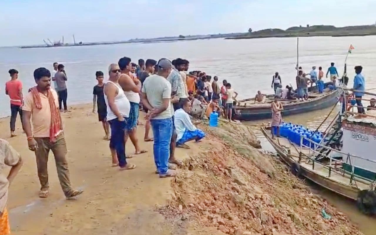 बेटी को गंगा में डूबता देख बचाने कूदी मां, दोनों हुईं लापता